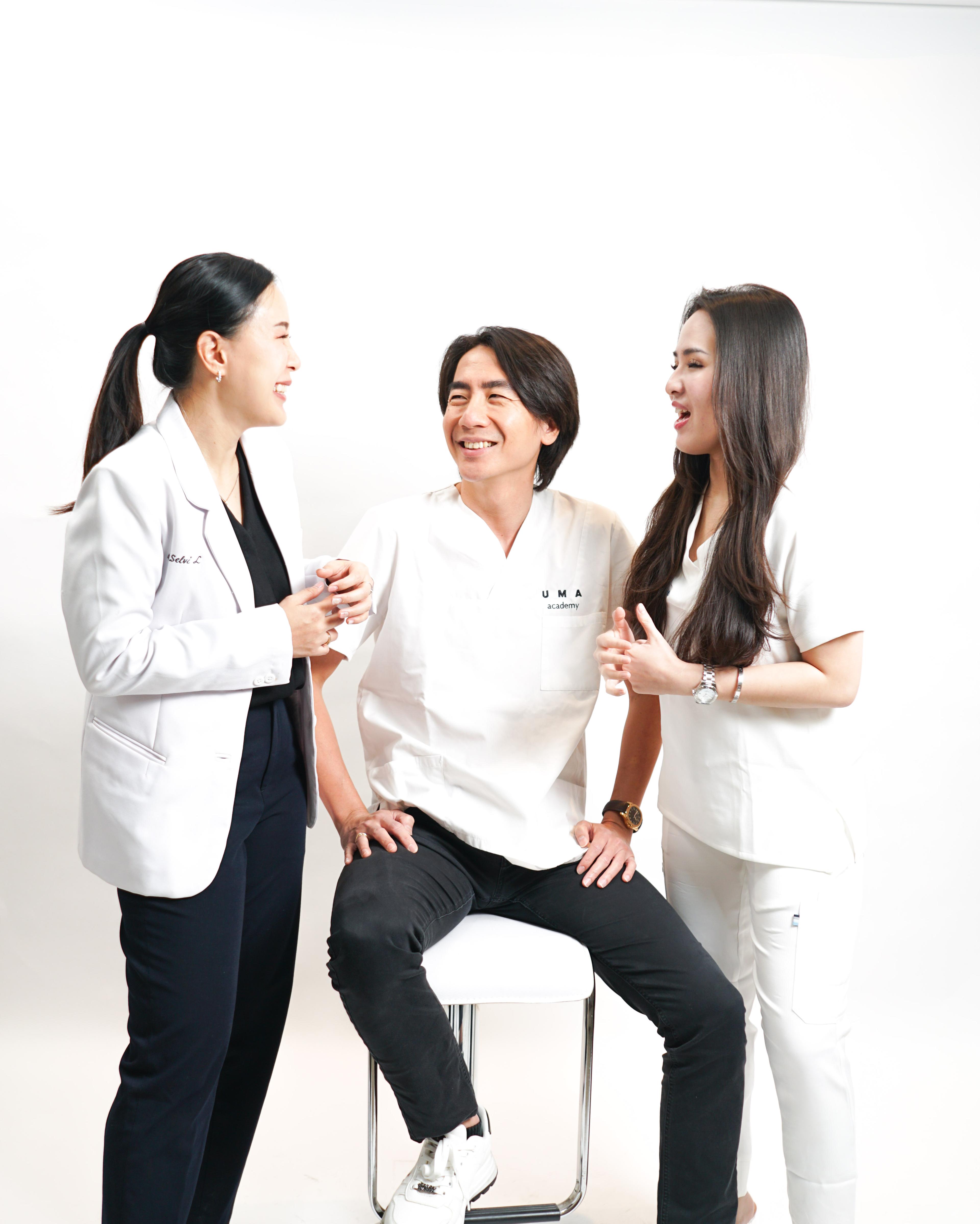 Interior dan tim Somer Clinic