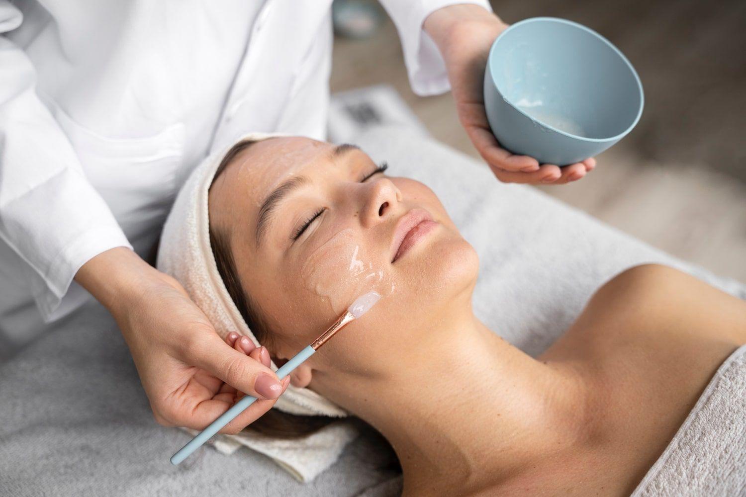 Atasi Flek Hitam Membandel dengan Peeling Wajah